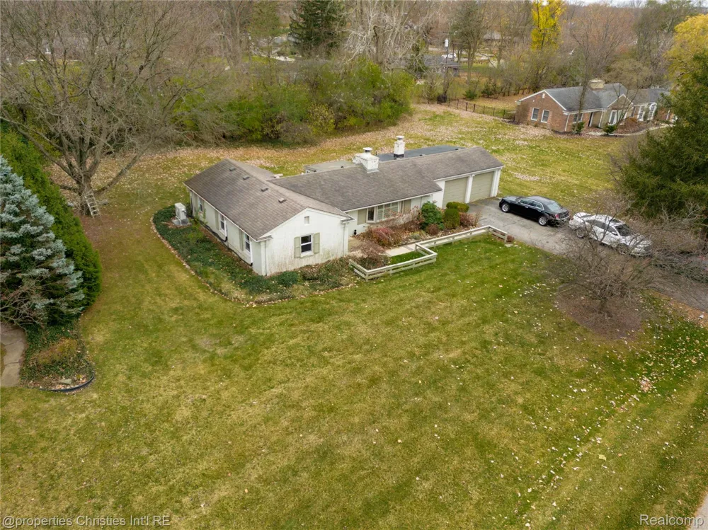 16219 Elizabeth Street Beverly Hills Village, MI 48025