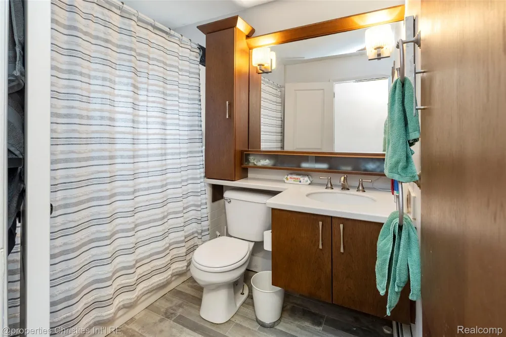 16219 Elizabeth Street Beverly Hills Village, MI 48025