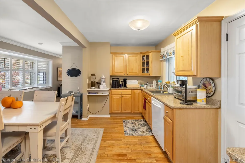 16219 Elizabeth Street Beverly Hills Village, MI 48025