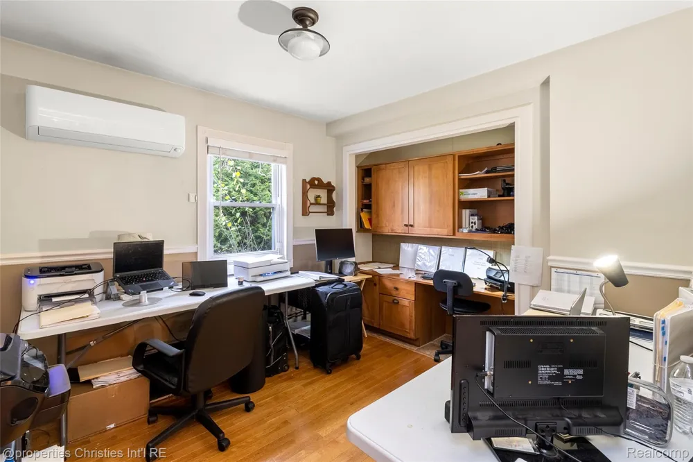 16219 Elizabeth Street Beverly Hills Village, MI 48025