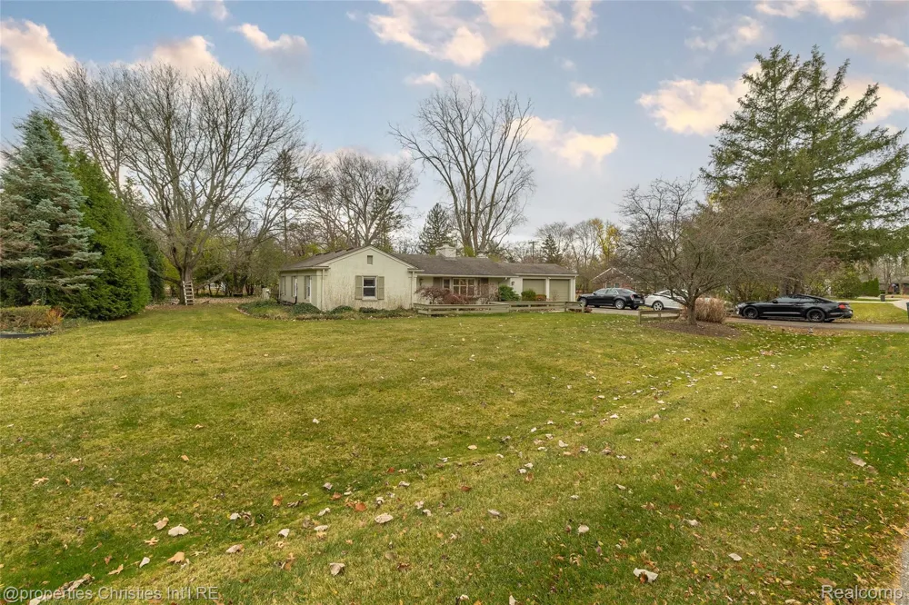 16219 Elizabeth Street Beverly Hills Village, MI 48025