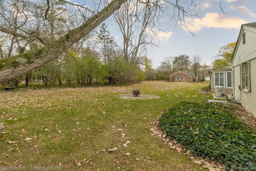 16219 Elizabeth Street Beverly Hills Village, MI 48025