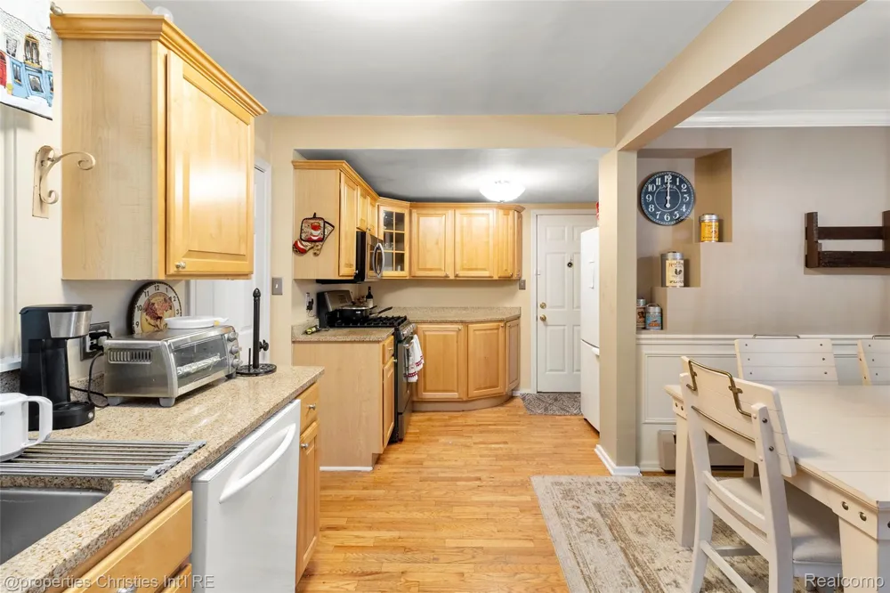 16219 Elizabeth Street Beverly Hills Village, MI 48025