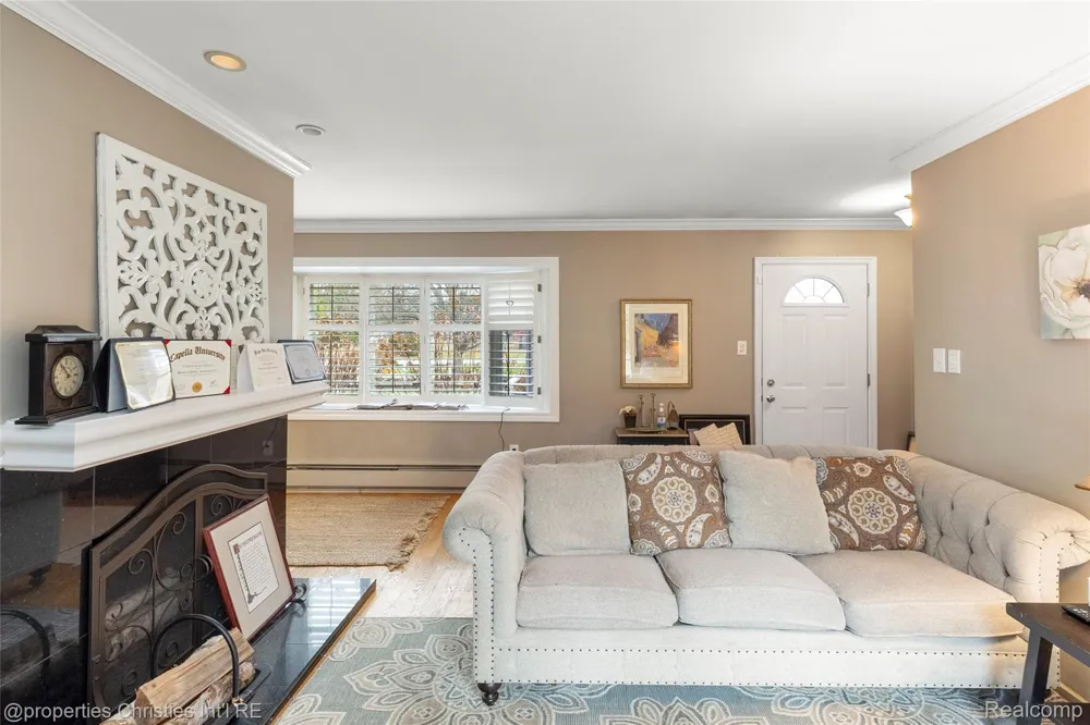 16219 Elizabeth Street Beverly Hills Village, MI 48025