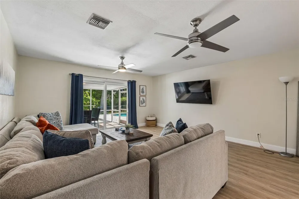 3282 HONEYSUCKLE RD Largo, FL 33770