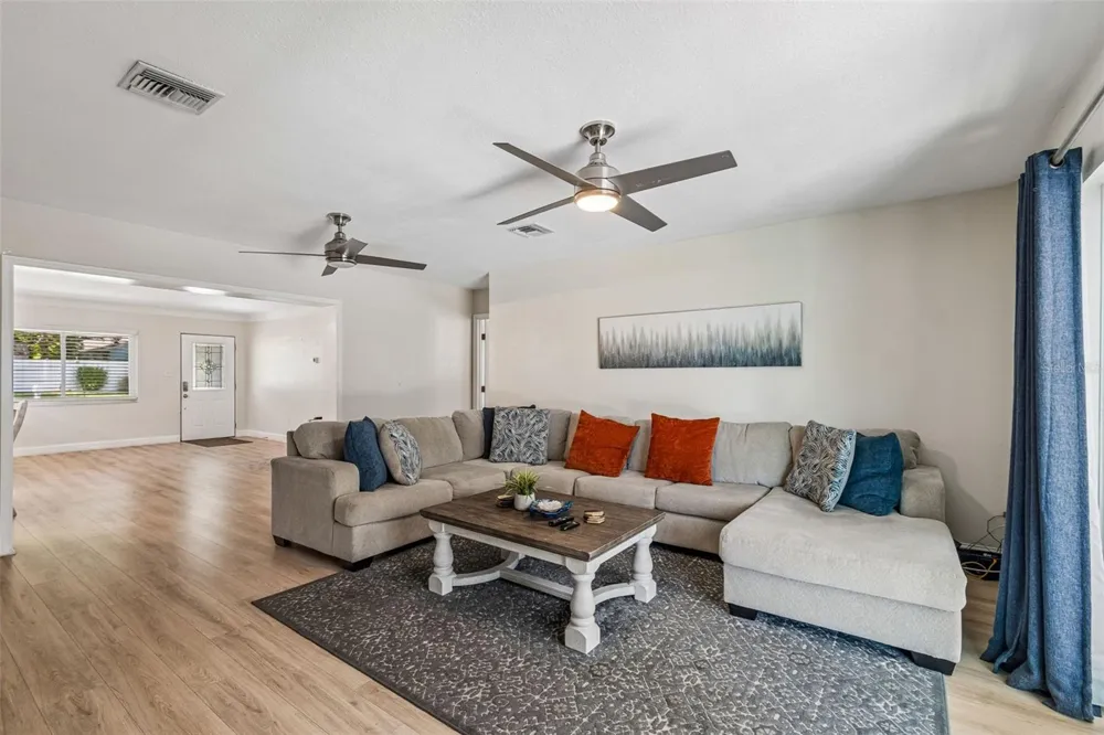 3282 HONEYSUCKLE RD Largo, FL 33770