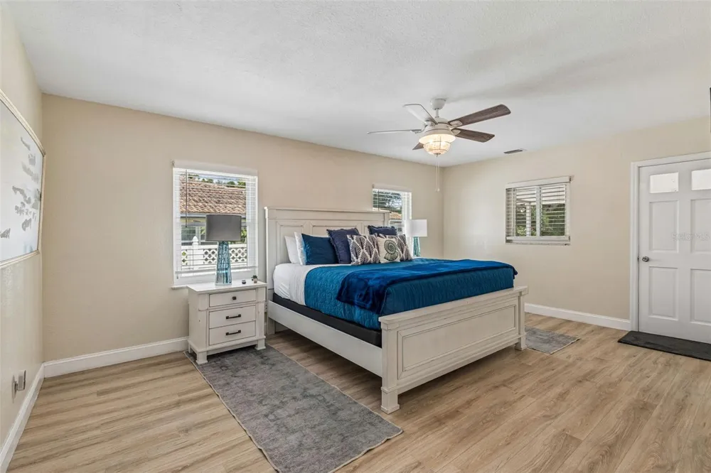 3282 HONEYSUCKLE RD Largo, FL 33770
