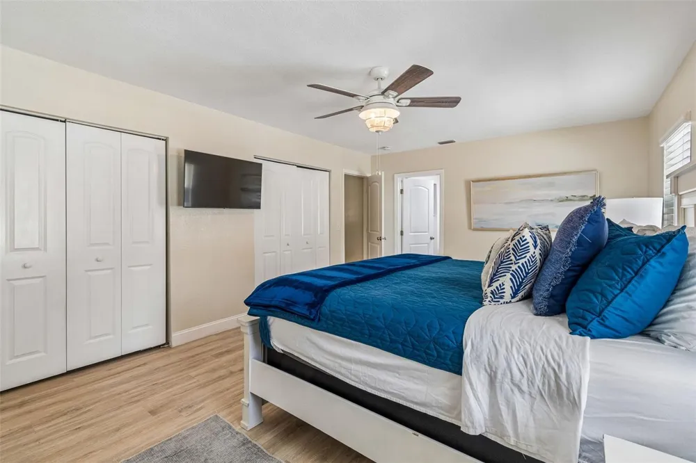 3282 HONEYSUCKLE RD Largo, FL 33770