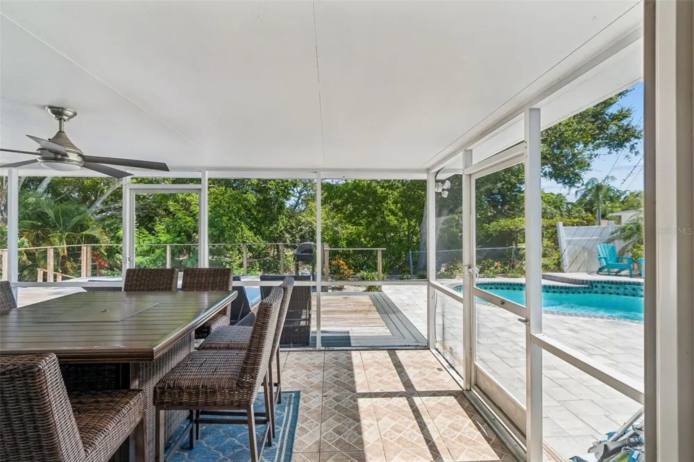 3282 HONEYSUCKLE RD Largo, FL 33770