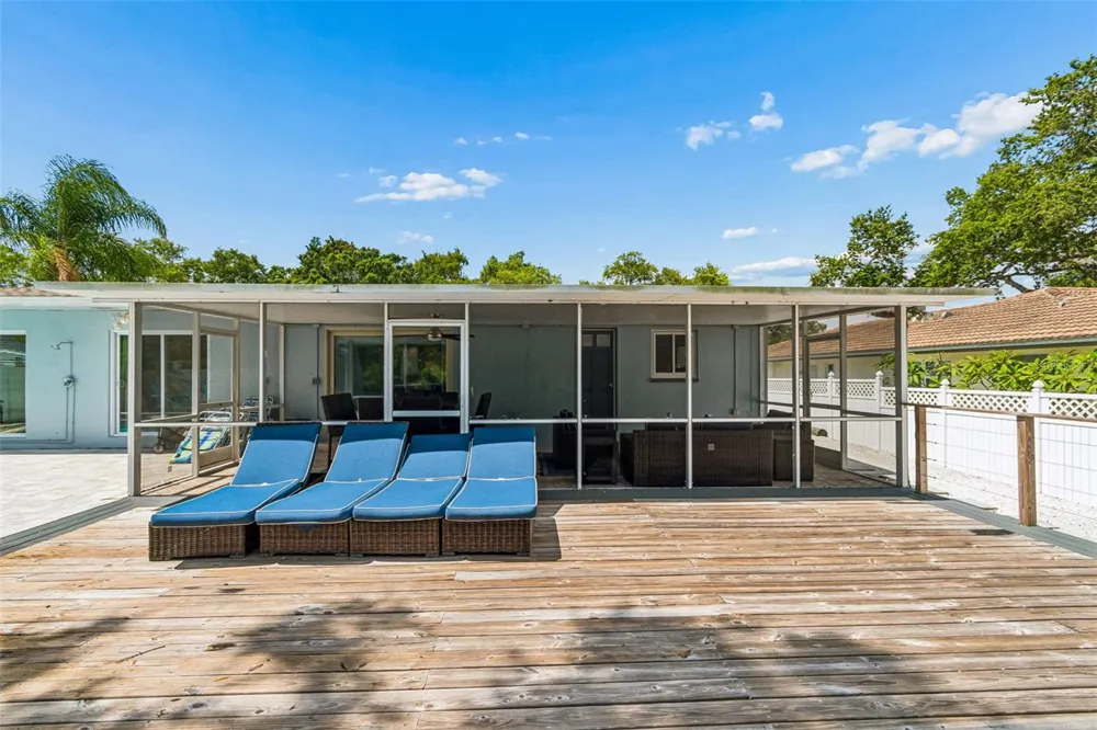 3282 HONEYSUCKLE RD Largo, FL 33770