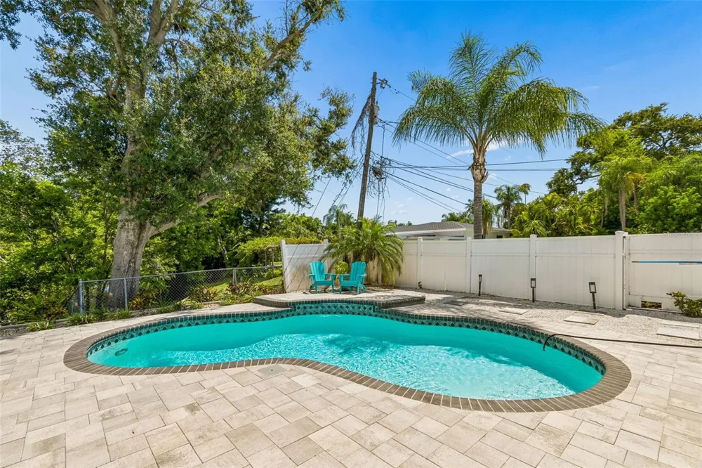 3282 HONEYSUCKLE RD Largo, FL 33770