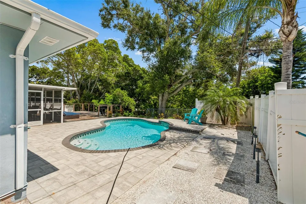 3282 HONEYSUCKLE RD Largo, FL 33770
