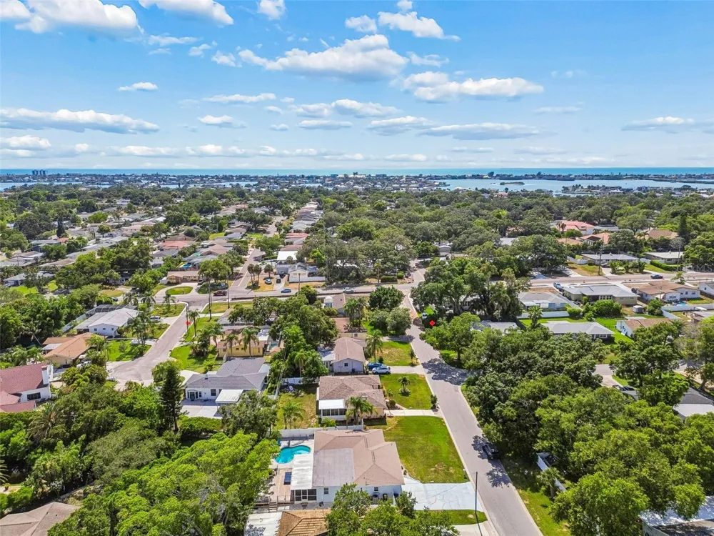 3282 HONEYSUCKLE RD Largo, FL 33770