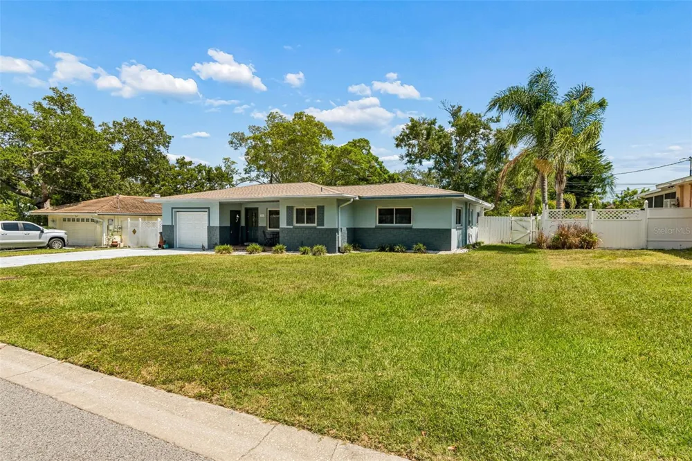 3282 HONEYSUCKLE RD Largo, FL 33770
