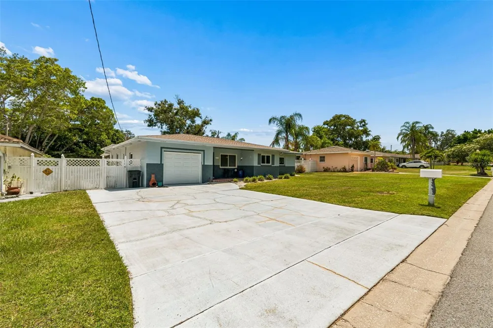 3282 HONEYSUCKLE RD Largo, FL 33770