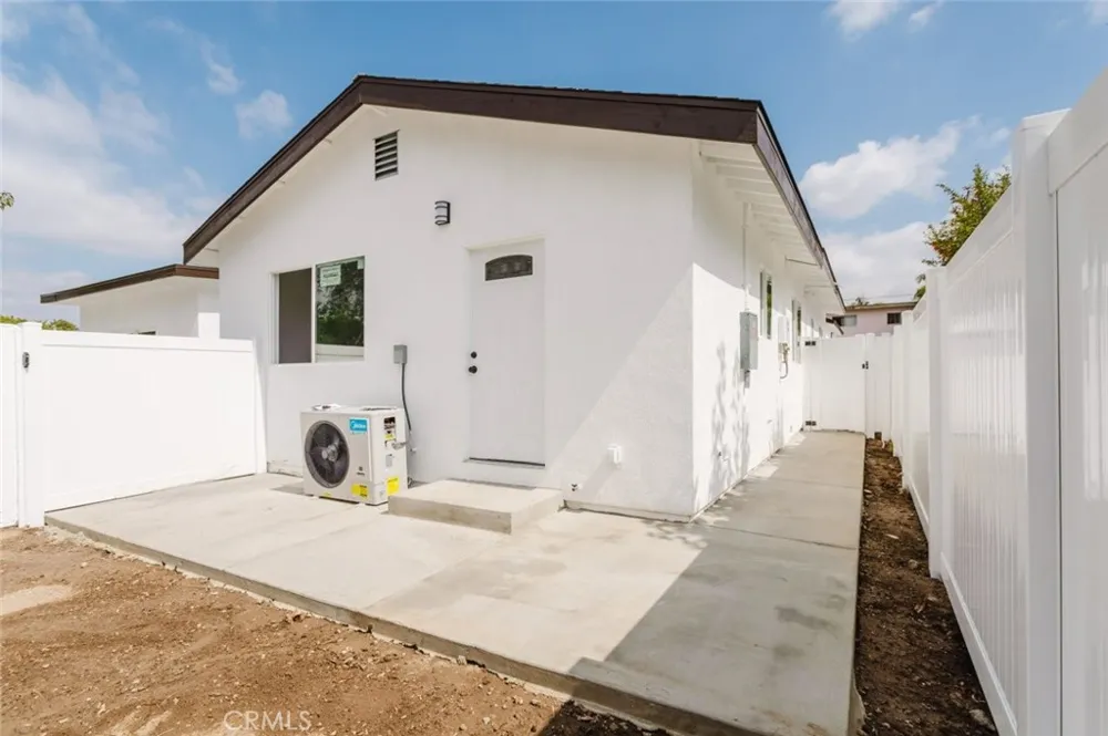 18310 Gresham Street Northridge, CA 91325