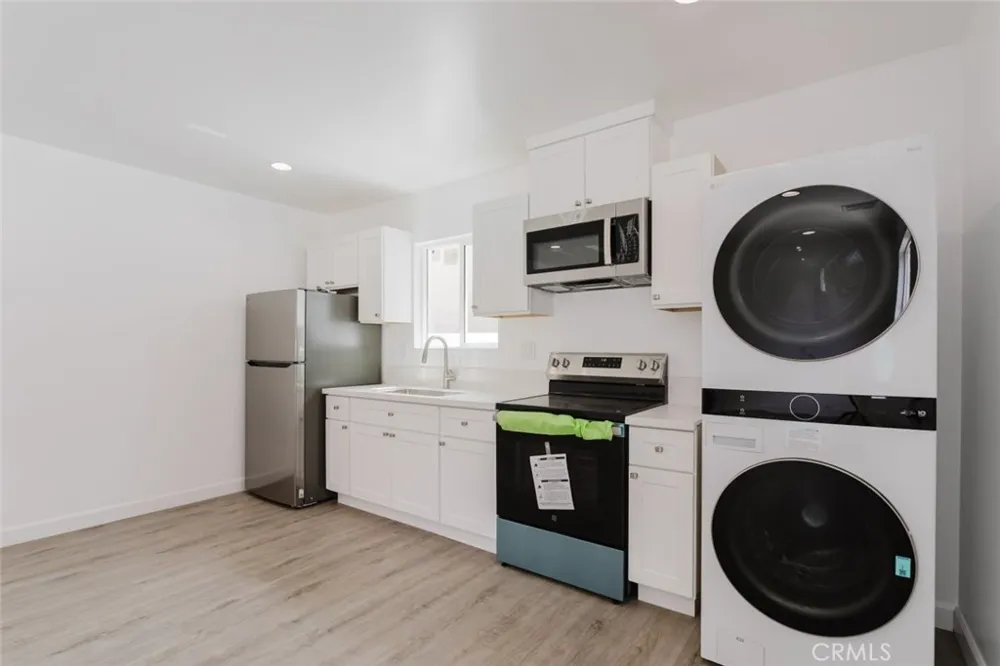 18310 Gresham Street Northridge, CA 91325