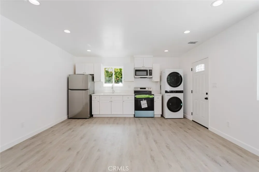 18310 Gresham Street Northridge, CA 91325