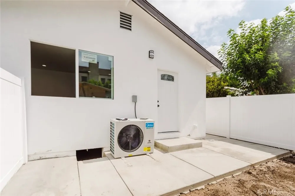 18310 Gresham Street Northridge, CA 91325