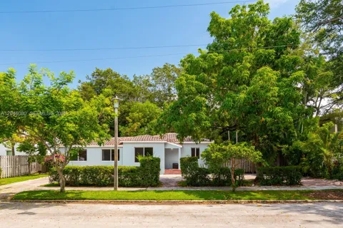 2215 Tequesta Ln