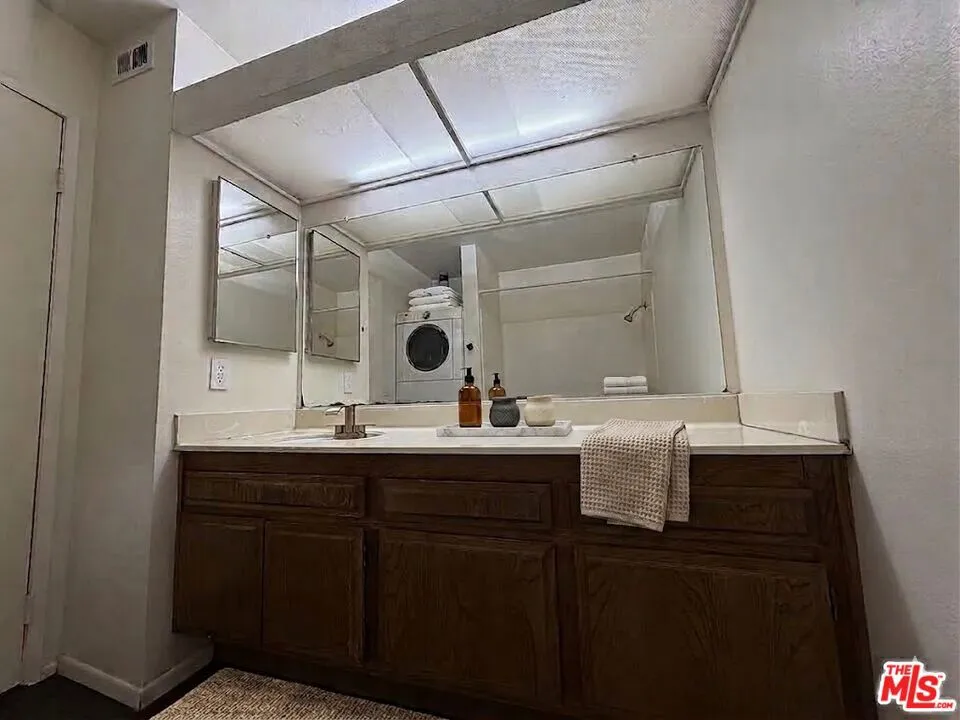 8221 Langdon Avenue #204 Van Nuys, CA 91406
