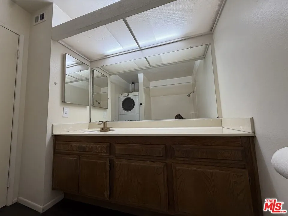 8221 Langdon Avenue #204 Van Nuys, CA 91406