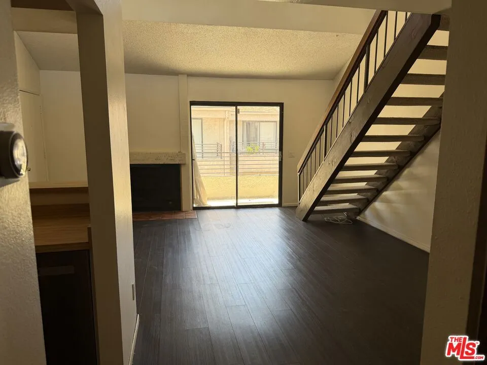 8221 Langdon Avenue #204 Van Nuys, CA 91406