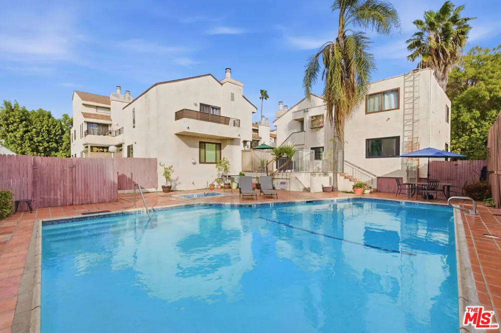 8221 Langdon Avenue #204 Van Nuys, CA 91406