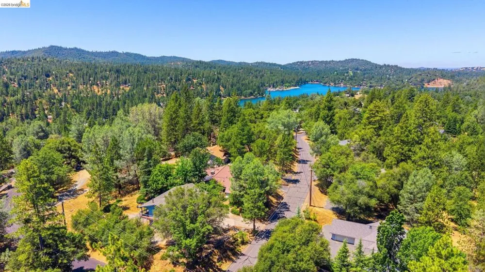12701 Cresthaven Dr Groveland, CA 95321