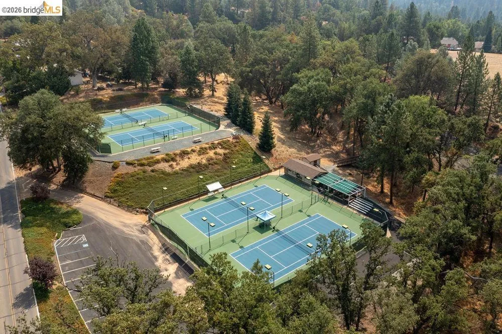12701 Cresthaven Dr Groveland, CA 95321