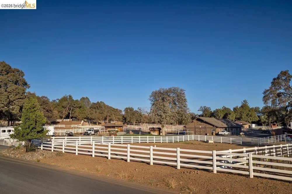 12701 Cresthaven Dr Groveland, CA 95321