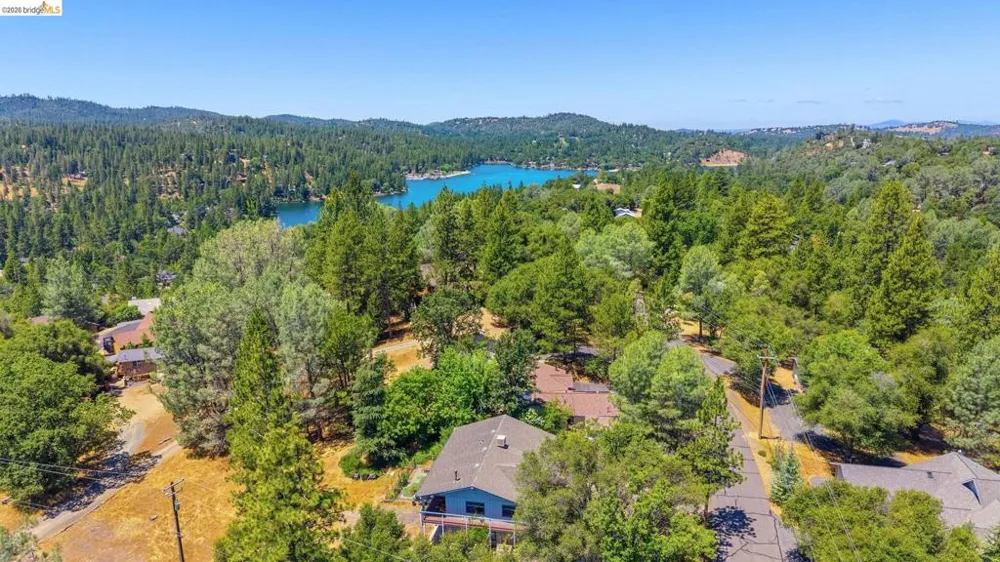 12701 Cresthaven Dr Groveland, CA 95321