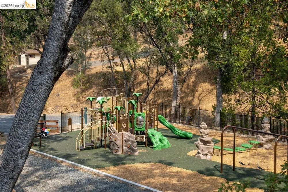 12701 Cresthaven Dr Groveland, CA 95321