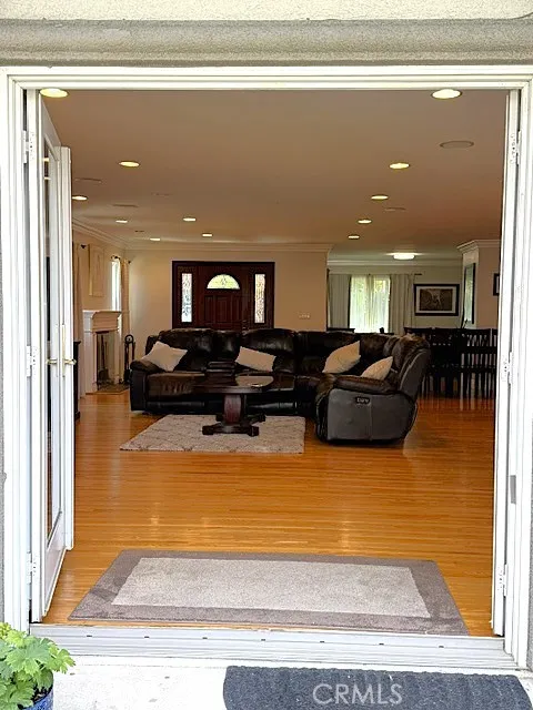 8433 California Whittier, CA 90605