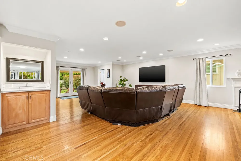 8433 California Whittier, CA 90605