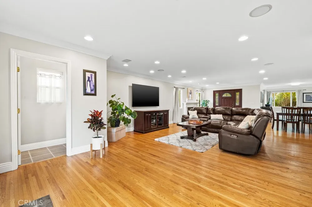 8433 California Whittier, CA 90605