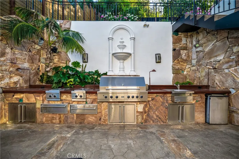 5235 san feliciano Woodland Hills, CA 91364