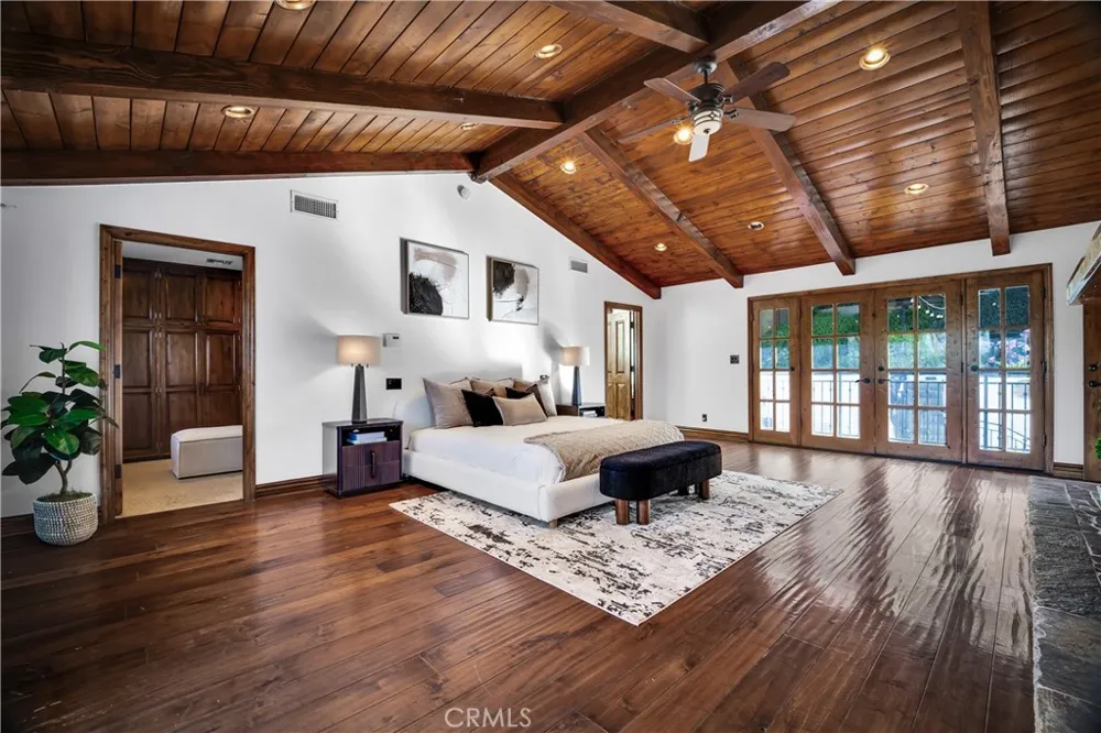 5235 san feliciano Woodland Hills, CA 91364