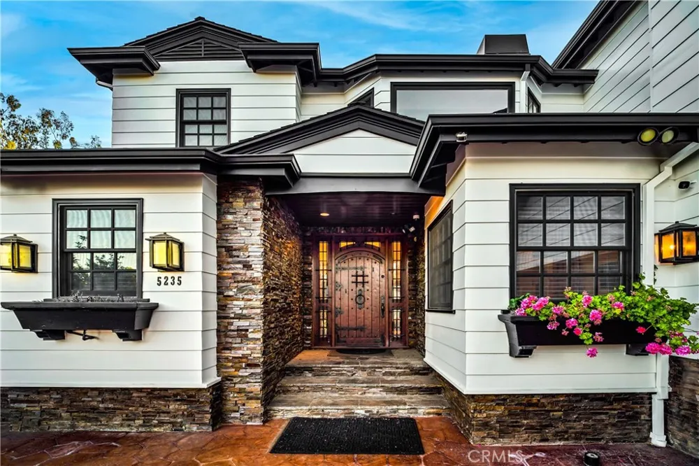 5235 san feliciano Woodland Hills, CA 91364