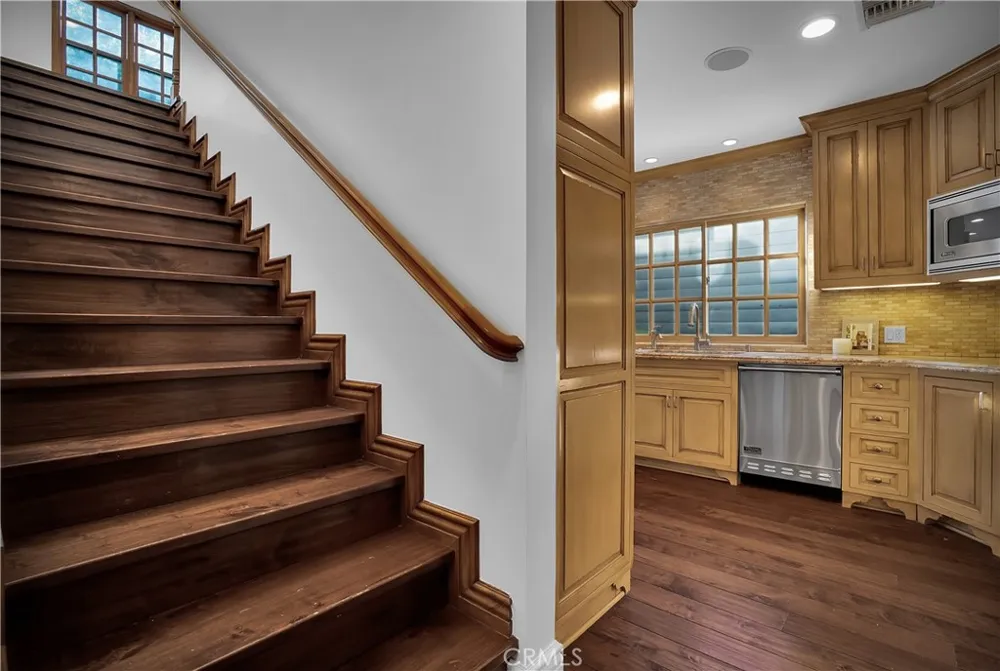 5235 san feliciano Woodland Hills, CA 91364