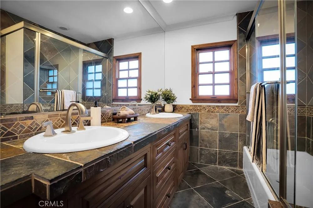 5235 san feliciano Woodland Hills, CA 91364