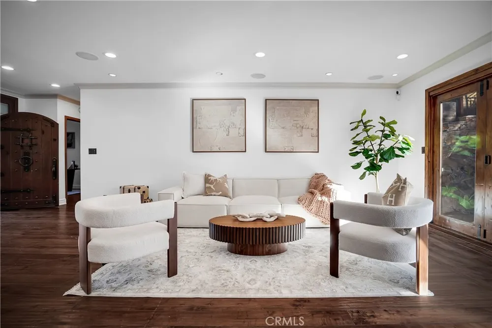5235 san feliciano Woodland Hills, CA 91364