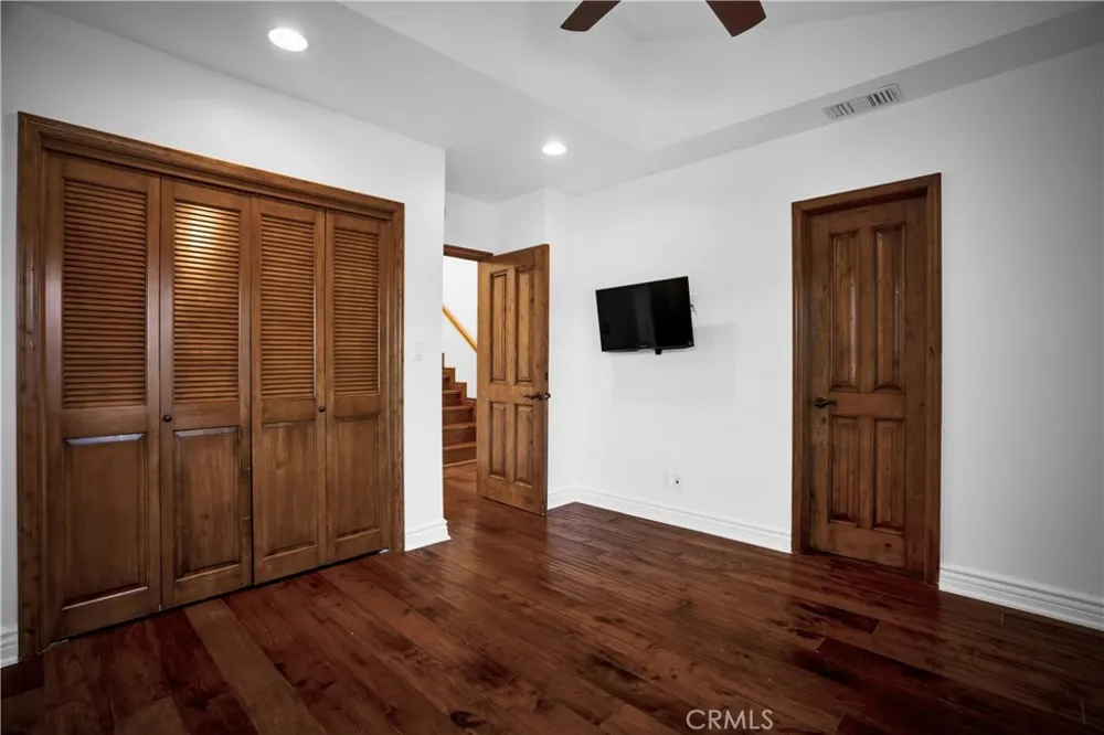 5235 san feliciano Woodland Hills, CA 91364