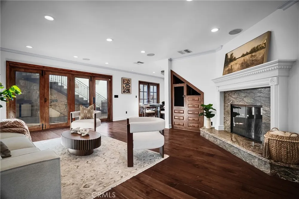 5235 san feliciano Woodland Hills, CA 91364