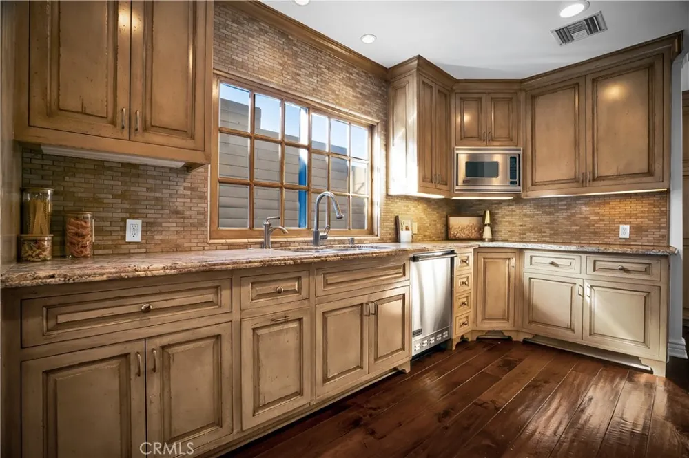 5235 san feliciano Woodland Hills, CA 91364