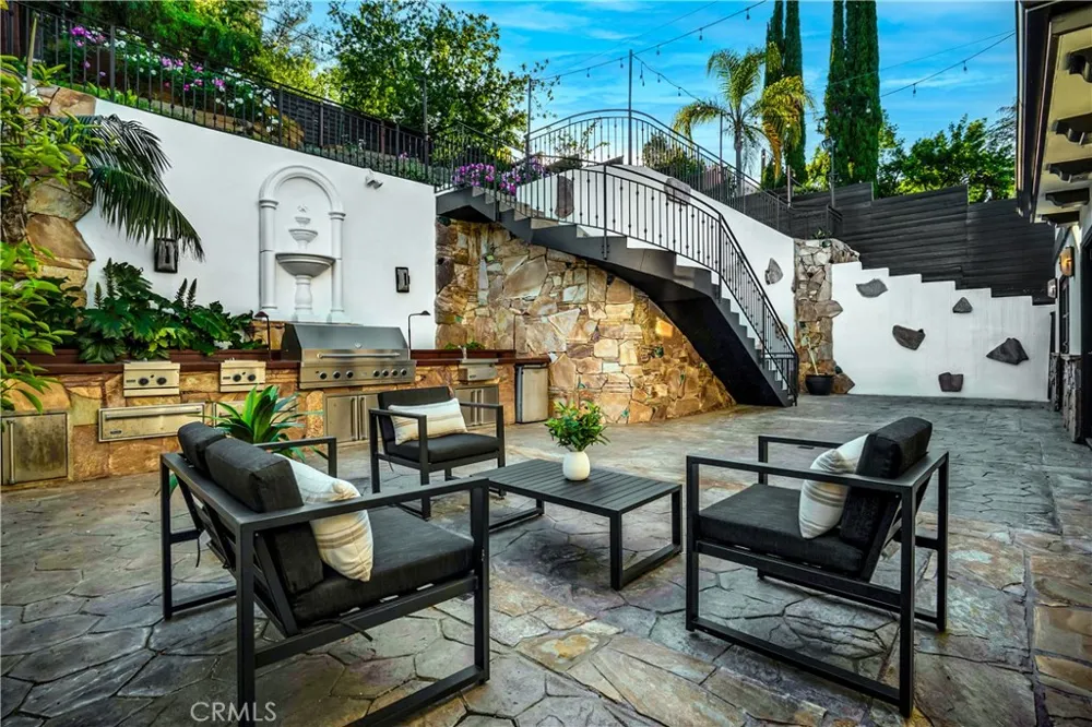 5235 san feliciano Woodland Hills, CA 91364