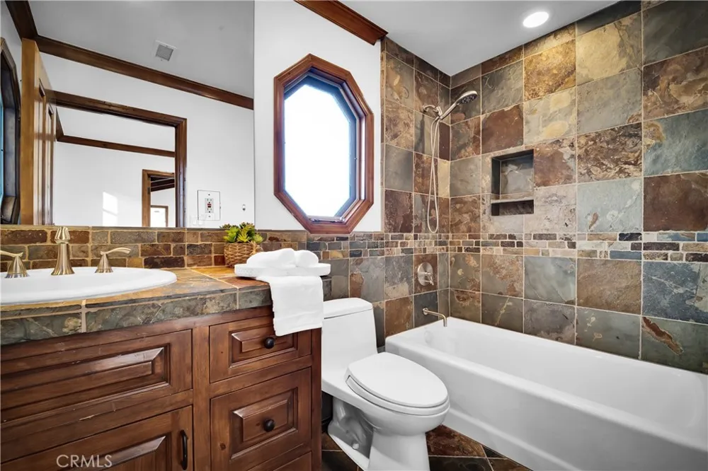 5235 san feliciano Woodland Hills, CA 91364