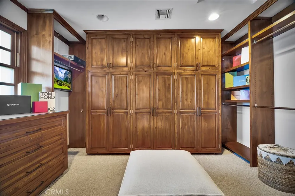 5235 san feliciano Woodland Hills, CA 91364