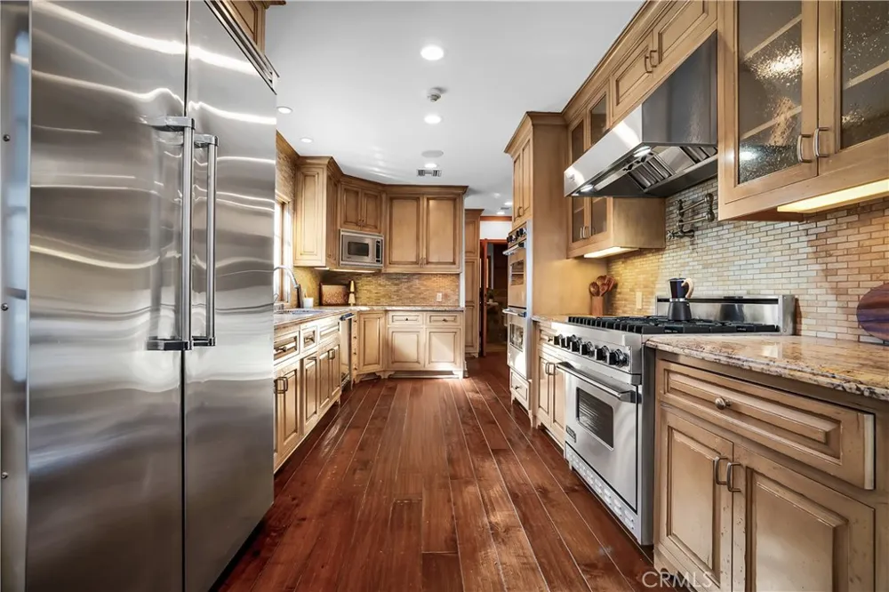 5235 san feliciano Woodland Hills, CA 91364
