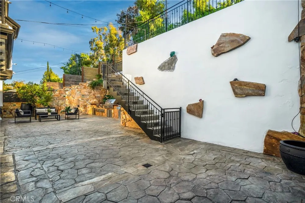5235 san feliciano Woodland Hills, CA 91364